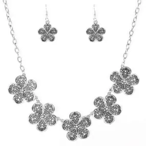 No Common Daisy Silver Necklace